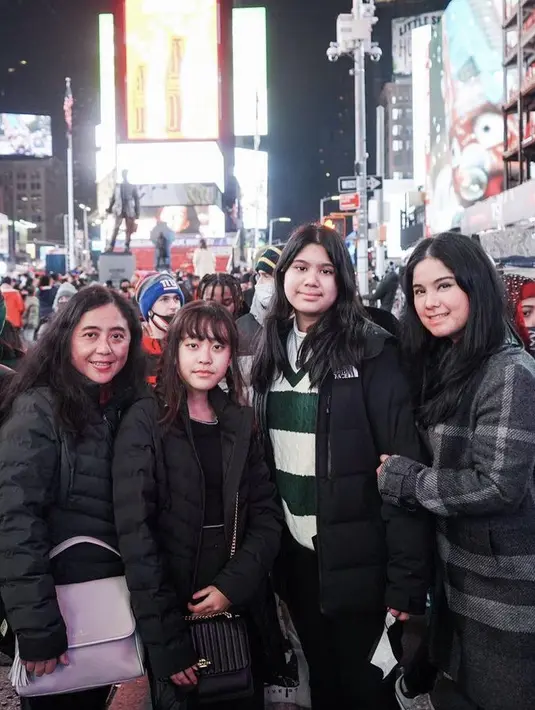 <p>Berada di luar negeri, Almira terlihat mengenakan jaket puff hitam dipadukan inner knit vncek warna hijau dan putih.&nbsp;@annisayudhoyono</p>