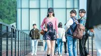 Menjalani kehidupan menyendiri tanpa teman, dia bertemu Won Jun di rumah berbagi dan awalnya salah mengira dia sebagai penguntit, membuatnya memperlakukannya dengan dingin. (Foto: Netflix)