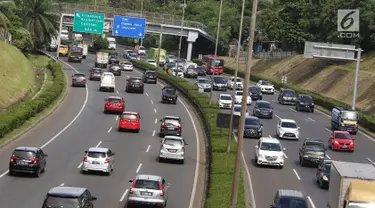 Kendaraan melintasi ruas jalan tol di Jakarta, Selasa (12/3). Badan Pengatur Jalan Tol (BPJT) Kementerian Pekerjaan Umum dan Perumahan Rakyat (PUPR) mencatat, ada 15 ruas tol yang bakal naik pada tahun ini. (Liputan6.com/Immanuel Antonius)