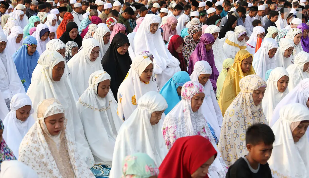 Umat muslim salat id Hari Raya Idul Fitri 1 Syawal 1439 H di kawasan Senen, Jakarta, Jumat (15/6). Setiap tahun, umat muslim antusias melaksanakan salat id dengan memadati jalan-jalan di sekitar stasiun dan pasar tersebut. (Liputan6.com/Immanuel Antonius)
