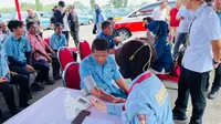 Upayakan pelayanan prima untuk angkutan lebaran 2023, ratusan sopir taksi dan angkutan umum di Bandara Soekarno-Hatta menjalani pemeriksaan kesehatan di Tempat Pengendapan Taksi Bandara Soekarno-Hatta (Soetta), Rabu (19/4/2023).