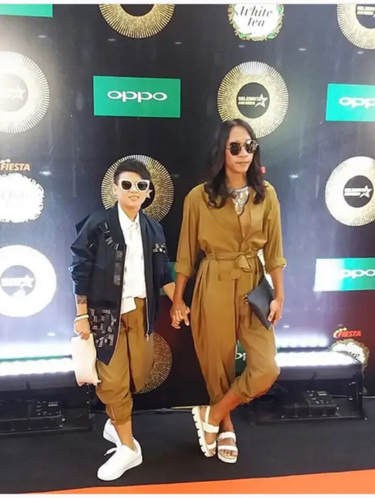 Evelyn berharap rumah tangga yang dibangun bersama Aming tidak bubar alias bercerai. Berbagai upaya dilakukan demi mempertahankan rumah tangganya. Termasuk mencium kaki suaminya saat akan meninggalkan. (Instagram/ev0124)