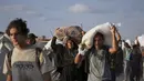 Sebelumnya, Badan Pangan Dunia memerlukan 100 truk untuk mengangkut bantuan kemanusiaan masuk ke wilayah Gaza setiap hari. (AP Photo/Jehad Alshrafi)