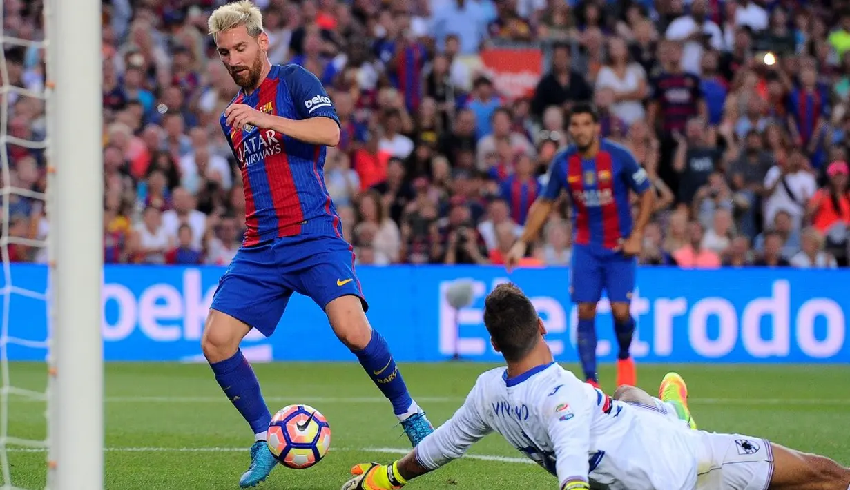 Lionel Messi mengelabui kiper Sampdoria, Emiliano Viviano, saat mencetak gol pada pertandingan Trofeo Joan Gamper 2016 di Camp Nou, Kamis (11/8/2016) dini hari WIB. (AFP/Josep Lago)