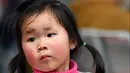 Seorang anak menunggu kereta api di Stasiun Kereta Selatan Guangzhou saat arus mudik Tahun Baru Imlek di Guangzhou, Provinsi Guangdong, China selatan (16/1/2020). Tahun Baru Imlek jatuh pada 25 Januari tahun ini. (Xinhua/Liu Dawei)