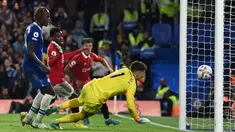 Laga Chelsea melawan Manchester United pada laga lanjutan Liga Inggris 2022/2023 di Stamford Bridge, Sabtu (22/10/2022) berakhir dramatis. The Blues yang awalnya mampu unggul satu angka lewat tendangan penalti dipaksa bermain imbang 1-1 setelah Casemiro berhasil mencetak gol pada menit injury time (90+4). (AFP/Glyn Kirk)