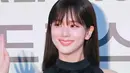 Dipadukan dengan riasan minimalis dan bibir merah merona, penampilannya memancarkan pesona "cool beauty" yang tenang namun penuh daya tarik. [@actressjisoo24].
