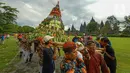 Peserta menampilkan salah satu gunungan saat Festival Gunungan di Lapangan Garuda Mandala Kompleks Candi Prambanan, Kabupaten Klaten, DIY, Selasa (31/12/2019). Festival ini menampilkan aneka gunungan, wayang kulit dan berbagai kesenian tradisional. (Liputan6.com/Gholib)