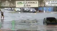 Melbourne Banjir, Pria Ini Asyik 'Mancing' Mobil Tenggelam (9news)