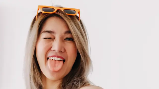 mengejek santai lucu menyenangkan melet