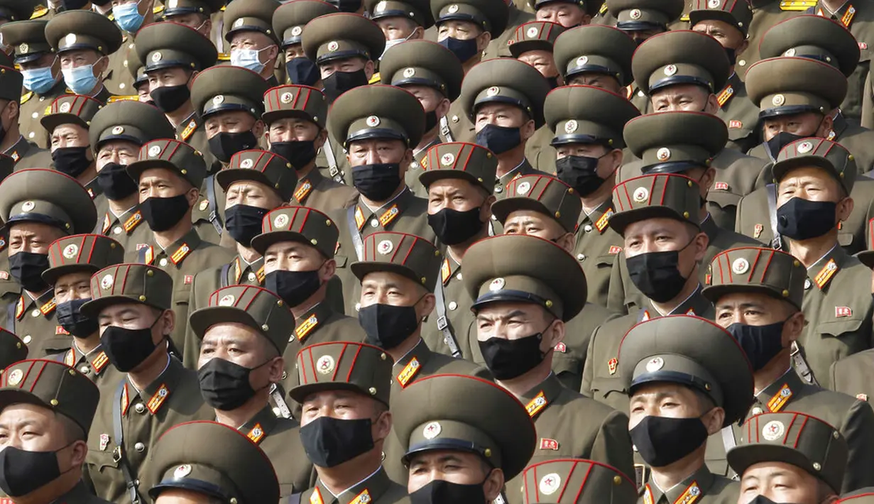 Tentara mengenakan masker wajah untuk membantu mengekang penyebaran virus corona COVID-19 saat rapat umum untuk menyambut Kongres ke-8 Partai Buruh Korea di Lapangan Kim Il Sung, Pyongyang, Korea Utara, Senin (12/10/2020). (AP Photo/Jon Chol Jin)