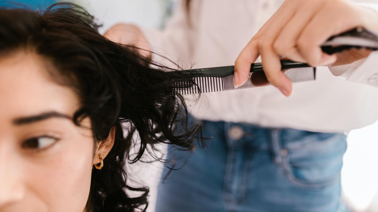 ilustrasi memotong potong rambut sendiri