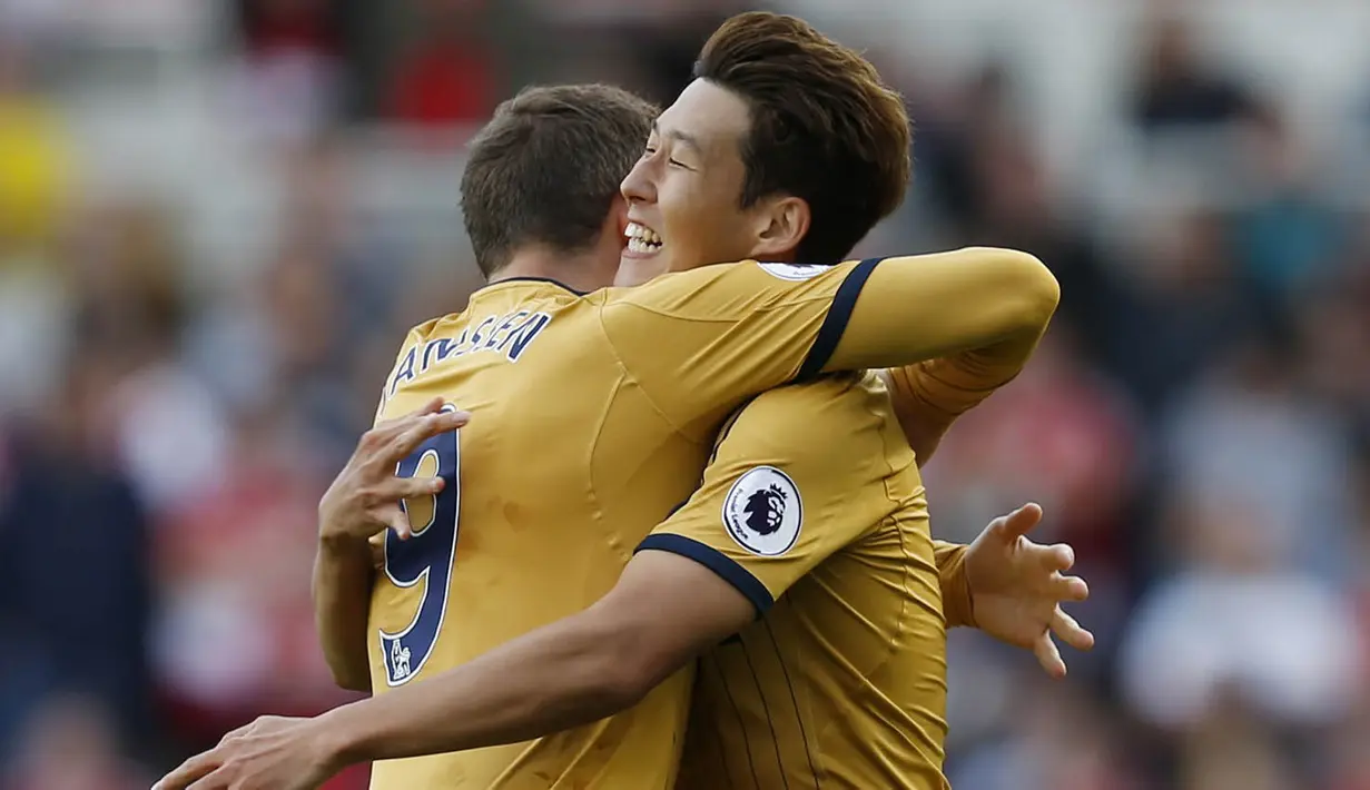 Berhasil menang 2-1 atas tuan rumah, Middlesbrough, membawa Tottenham naik ke posisi kedua klasemen sementara Premier League. Dua gol kemenangan Hotspur dicetak oleh bintangnya asal Korea Selatan, Heung-Min Son. (Reuters/Russell Cheyne)