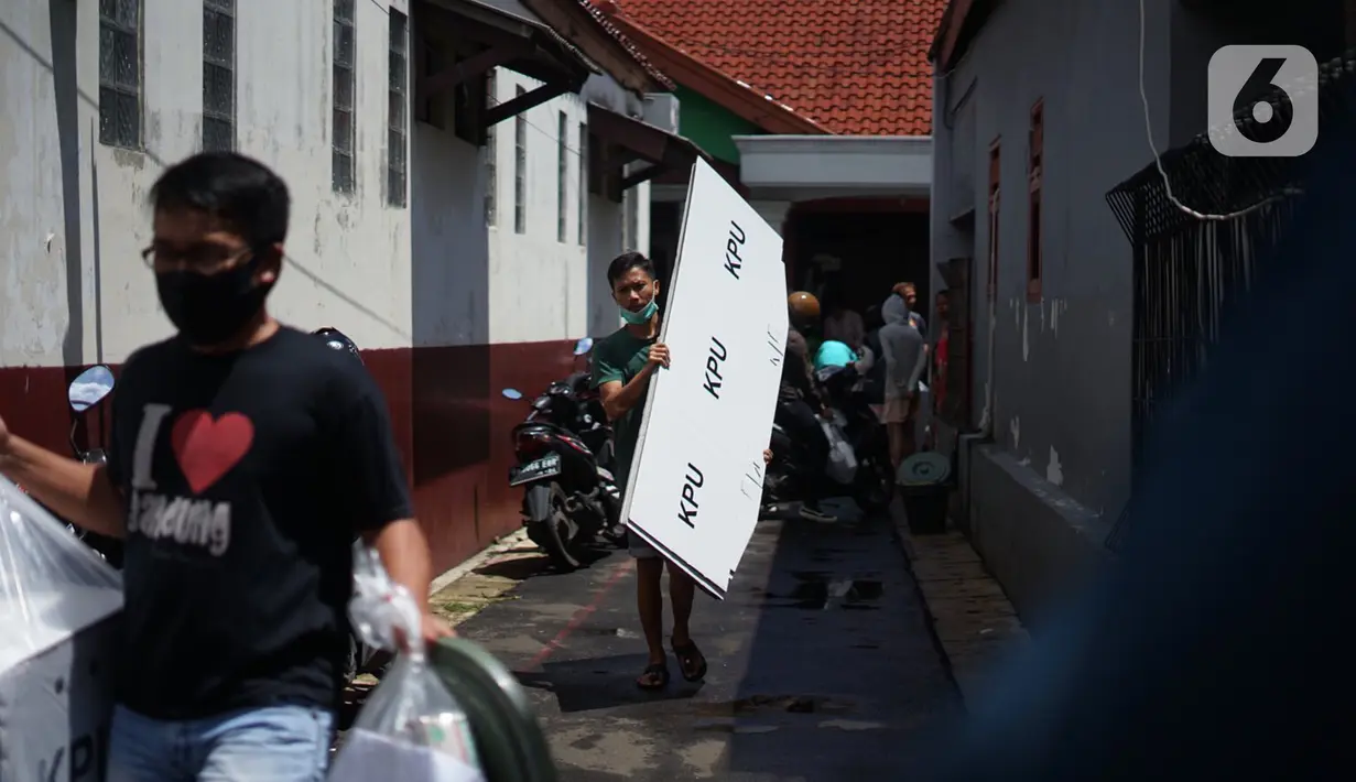 Petugas membawa logistik kotak suara Pilkada Depok 2020 untuk didistribusikan di sejumlah RW Kecamatan Beji, Depok, Selasa (8/12/2020). Total, ada 4.049 kotak suara yang sedang didistribusikan ke TPS setempat dan di dalamnya terdapat 1.262.051 lembar surat suara. (Liputan6.com/Immanuel Antonius)