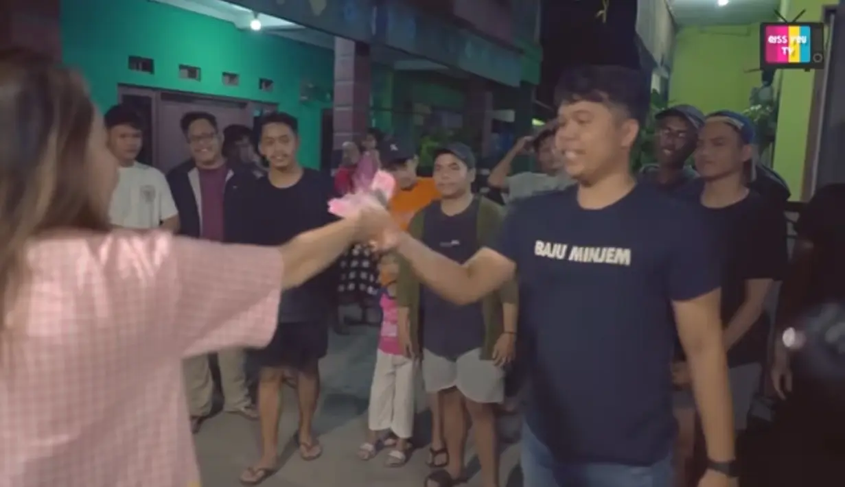 Ayu Ting Ting lantas memberikan beberapa lembar uang pecahan 100 ribu kepada pemuda tersebut. Ia pun kemudian ikut keliling kampung untuk ikut membangunkan sahur. [Youtube/Qiss You TV]