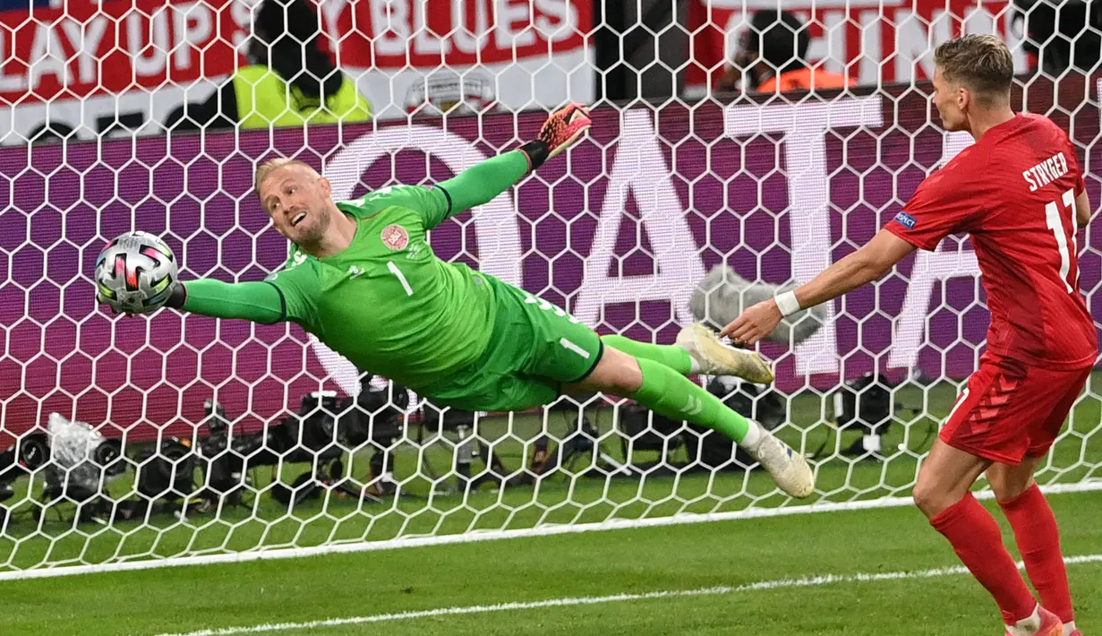 Kiper Timnas Denmark, Kasper Schmeichel, melakukan penyelamatan gemilang saat melawan Inggris pada laga semifinal Euro 2020 di Stadion Wembley, Kamis (8/7/2021). (Foto:AFP/Justin Tallis,Pool)