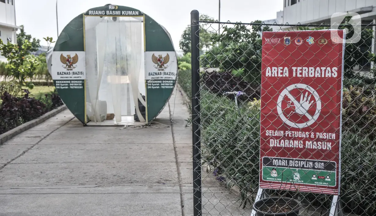 Suasana sepi tempat isolasi terpusat Rusun Nagrak Cilincing pasca ditutup sementara, Rabu (1/9/2021). Kepala Humas RSDC Wisma Atlet Kemayoran Kolonel Mintoro Sumego mengatakan tempat isolasi terpusat Rusun Nagrak Cilincing dan Rusun Pasar Rumput ditutup sementara. (merdeka.com/Iqbal S. Nugroho)