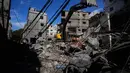 Militer Israel berdalih bahwa intensitas serangan menargetkan infrastruktur yang diklaim sebagai milik Hizbullah, meski berdampak pada pemukiman penduduk. Tampak dalam foto, sebuah ekskavator membersihkan puing-puing di lokasi serangan Israel pada Minggu 5 April 2026 terhadap sebuah bangunan di lingkungan Jnah, Beirut, Lebanon, Senin 6 April 2026. (AP Photo/Hassan Ammar)