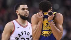 Pebasket Golden State Warriors, Stephen Curry, tampak kecewa usai dikalahkan Toronto Raptors pada laga Final NBA di Scotiabank Arena, Toronto, Kamis (30/5). Raptors menang 118-109 atas Warriors. (AP/Frank Gunn)