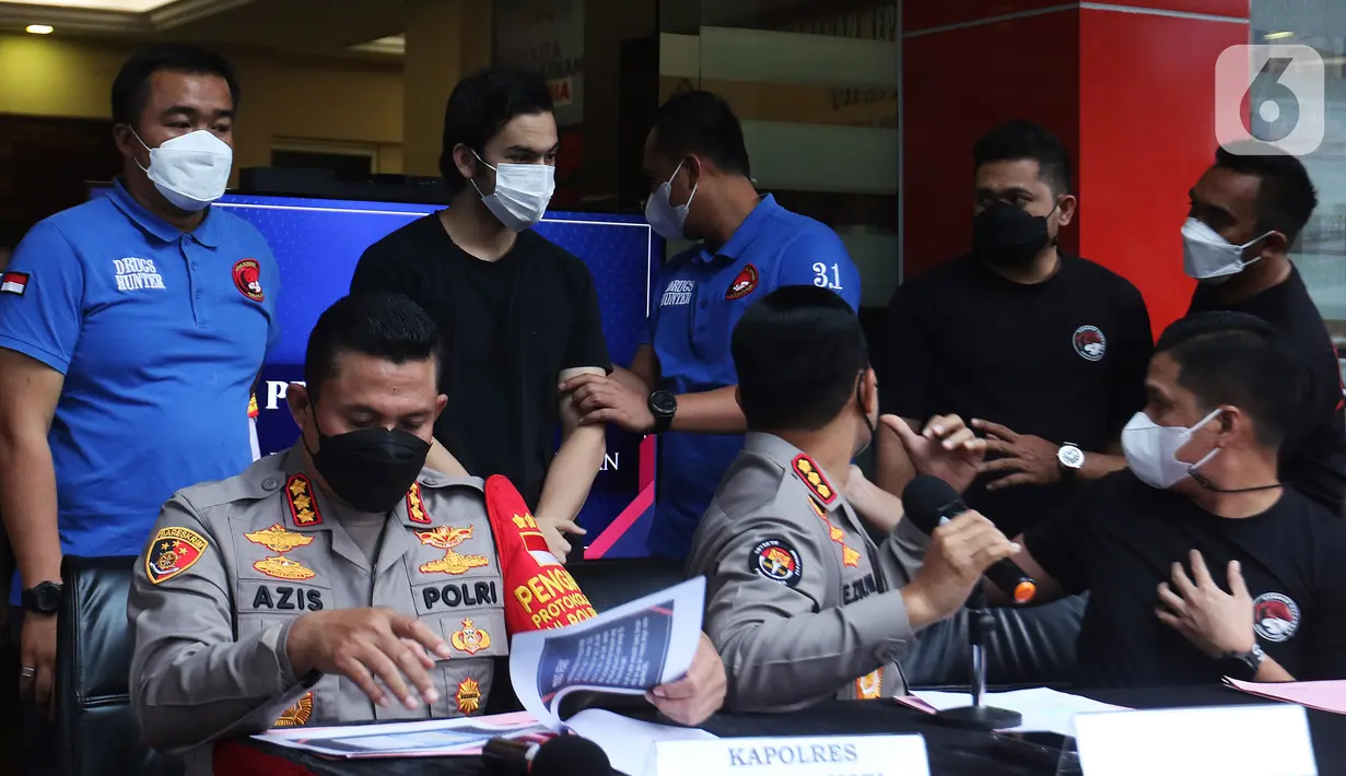 Aktor Rizky Nazar dihadirkan saat konferensi pers terkait penyalahgunaan narkotika di Polres Metro Jakarta Selatan, Rabu (15/12/2021). Rizky Nazar ditetapkan sebagai tersangka dengan barang narkotika jenis ganja dengan berat masing-masing 0,30 gram dan 0,61 gram. (Liputan6.com/Herman Zakharia)
