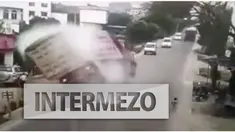 Walaupun sang bayi selamat, namun kejadian nahas malah menimpa truk tersebut.