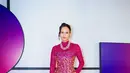 Lutesha sukses jadi pusat perhatian dengan dress berjaring fuschia dari Kenakan. Dress ini dipadu dengan korset emas dan serangkaian kalung mutiara [@lutesha]