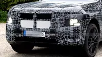 BMW iX7 tertangkap kamera saat uji jalan di Jerman. SUV listrik raksasa ini bakal meluncur pada 2027 dengan desain gagah dan teknologi mutakhir (Carscoops)