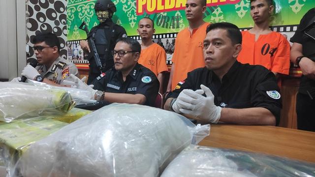 Tiga tersangka pil ekstasi berbentuk minion dan sponge bob serta sabu yang dipasok Malaysia.