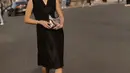 Ngantor dengan gaya yang chic ala Alyssa Daguise. Ia tampil sempurna dengan dress hitam selutut, tanpa lengan, dengan aksen cut-out di bagian leher. [Foto: Instagram/alyssadaguise]