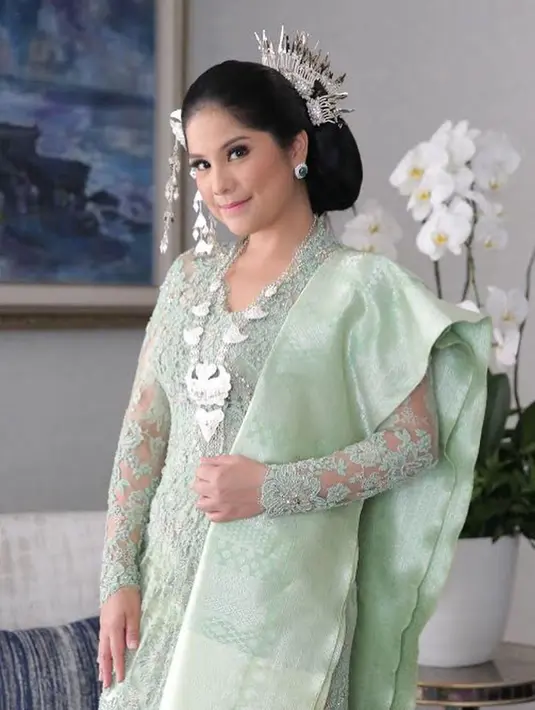Penampilan terbaru Annisa berkebaya adalah saat perayaan HUT RI ke 74 di Istana Merdeka. Annisa mengenakan Busana Nasional dengan Sentuhan Minang, Sumatera Barat. Busana yang dikenakan Annisa senada dengan busana AHY saat itu. (Liputan6.com/IG/annisayudhoyono)