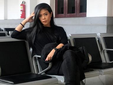 Penampilan Kikan saat berada di salah satu stasiun ini pun terlihat simpel. Mantan vokalis Coklat ini terlihat mengenakan gaya busana yang sangat santai dan tentu saja didominasi dengan warna serba hitam. (Liputan6.com/IG/@kikankikan)