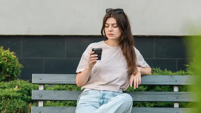 wanita agustus di bangku