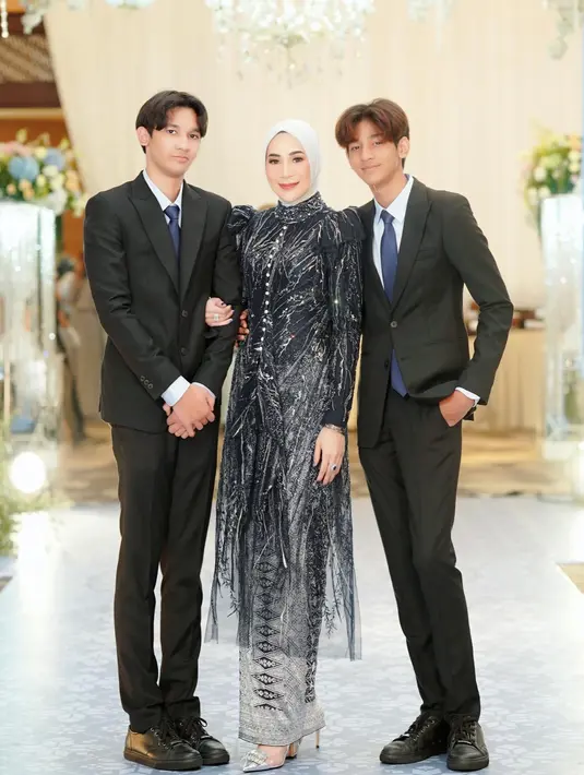 <p>Penampilan tampan Kenzy disorot publik ketika ia mengenakan jas. Banyak yang menilai jika Kenzy sangat cocok saat mengenakan jas. [Foto: Instagram.com/kenzy_taulany_]</p>