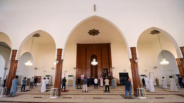Salat Berjarak di Masjid Uni Emirat Arab