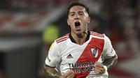Nama pertama ada gelandang muda River Plate, Enzo Fernandez. Musim ini, ia sedang berkembang menjadi talenta yang fantastis di bawah asuhan pelatih Marcelo Gallardo dengan mencetak tiga gol dan tiga asis dari 10 kali penampilan. (AFP/Alejandro Pagni)