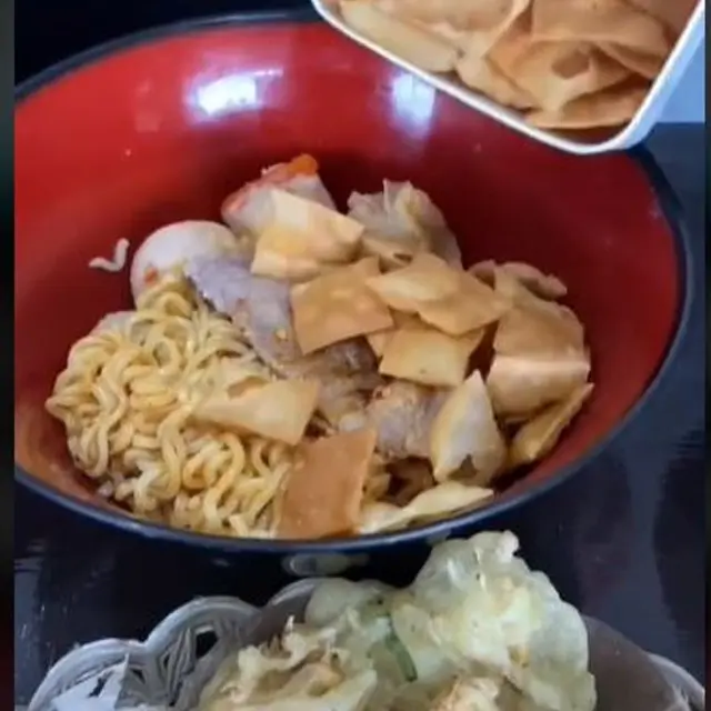 Warung Mi Instan Unik di Bandung, dari Mesin Capit  sampai Syarat Makan Gratis
