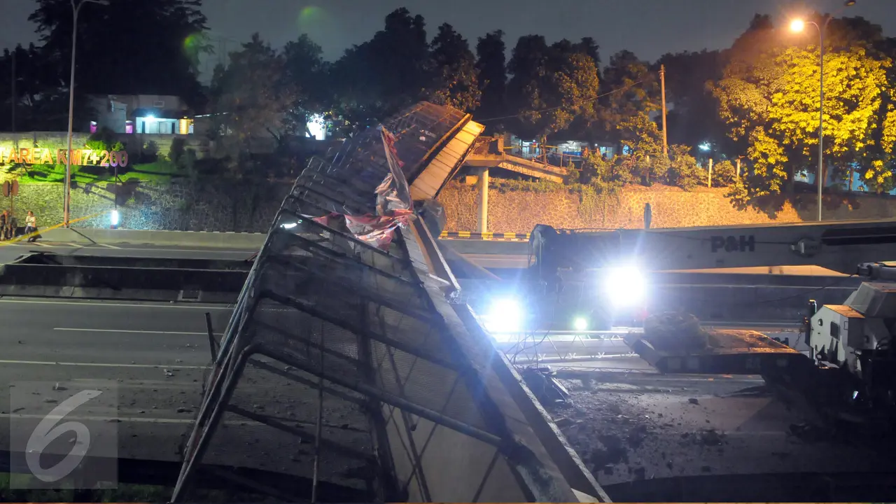 20160515-Truk Trailer Pengangkut Crane Tabrak JPO BSD Hingga Roboh-Tangerang