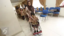 Murid sekolah untuk anak berkebutuhan khusus tampil dalam acara Musik untuk Semua di Jakarta, (2/12). Kegiatan ini bertujuan memotivasi penyandang difabel serta sebagai kampanye peningkatan kesadaran atas hak mereka. (Liputan6.com/Immanuel Antonius)