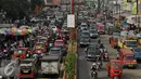 Sejumlah kendaraan berjalan merayap saat melintasi Pasar Tumpah di Cikarang, Jawa Barat, Jumat (1/7). Selain banyaknya persimpangan, keberadaan Pasar Tumpah menjadi salah satu penyebab kemacetan di Jalur Pantura. (Liputan6.com/Gempur M Surya)