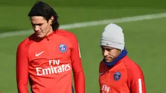 Pemain PSG, Neymar dan Edinson Cavani, saat latihan di Saint-Germain-en-Laye, Yvelines, Kamis (21/9/2017). Ini merupakan latihan perdana pasca konflik rebutan tendangan bebas dan penalti antara Neymar dan Cavani. (AFP/Franck Fife)