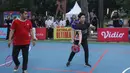 Dua legenda bulutangkis Indonesia Liliyana Natsir dan Mohammad Ahsan dipaksa bermain bermain bulu tangkis dengan alat yang tak biasa: raket nyamuk dan teflon. (Bola.com/M Iqbal Ichsan)