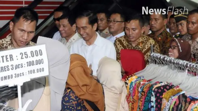 Presiden Joko Widodo (Jokowi) memakaikan celemek kepada sejumlah pedagang Pasar Sambi di Kecamatan Sambi, Boyolali, Jawa Tengah, sebagai tanda diresmikannya pasar rakyat yang baru selesai dibangun tersebut