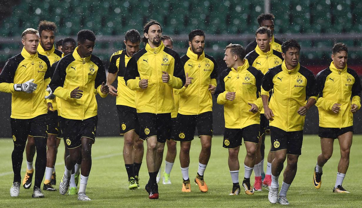 Para pemain Dortmund melakukan pemanasan saat latihan di Guangdong, Cina, Senin (17/7/2017). Dortmund akan menghadapi AC Milan pada laga International Champions Cup. (AFP)