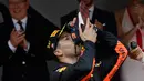 Pembalap Red Bull Daniel Ricciardo meminum sampanye dari sepatu saat merayakan kemenangannya di balapan Grand Prix Monaco Formula 1, Monaco (27/5). (AP/Luca Bruno)