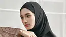 Inara Rusli istri Virgoun langsung mencuri perhatian setelah membuka cadar dengan alasan demi mencari uang untuk anak-anaknya.