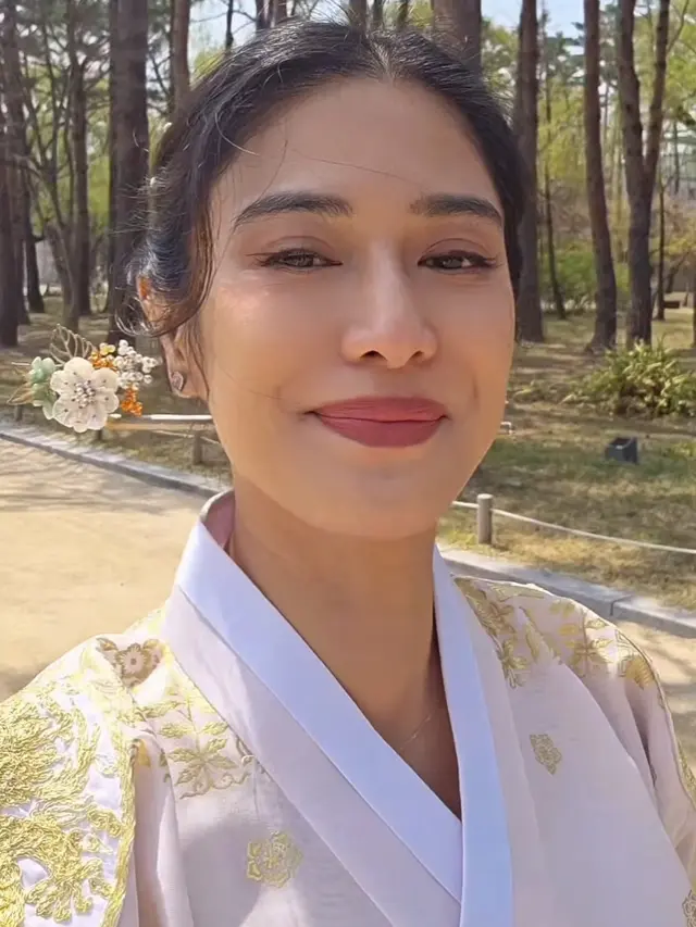 Dian Sastrowardoyo di Korea Selatan. [@therealdisastr]