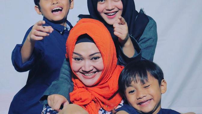 Kenangan Manis Lina bersama Anak-Anaknya (Sumber: Instagram/putridelinaa)