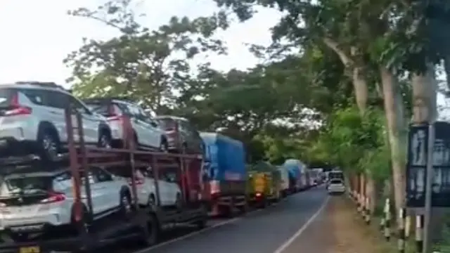 Antrean kendaraan yang hendak menuju Pelabuhan Ketapang mengular hingga kawasan wisata Watudodol (Istimewa)