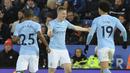 Gelandang Manchester City, Kevin De Bruyne, melakukan selebrasi usai mencetak gol ke gawang Leicester City pada laga Premier League di Stadion King Power, Sabtu (18/11/2017). Manchester City menang 2-0 atas Leicester City. (AP/Rui Vieira)