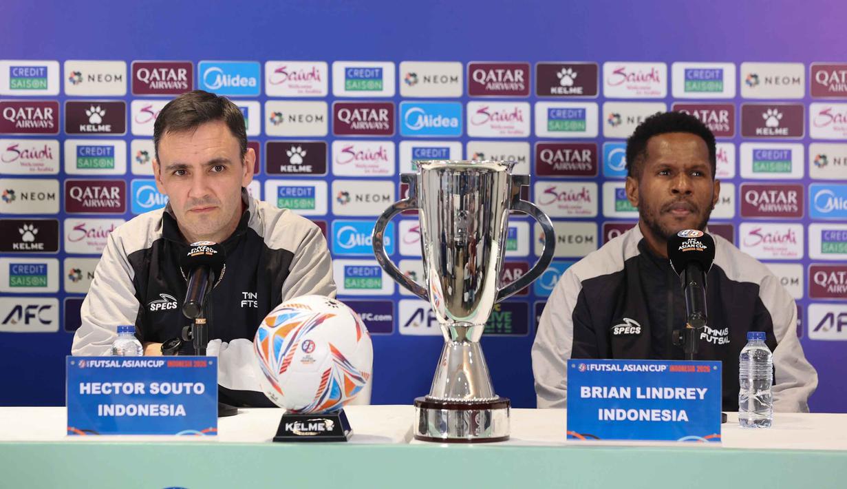 Dalam keterangan jelang laga final, pemain Timnas Futsal Indonesia, Wendy Brian Lindrey Ick, mengatakan, ia bersama rekan-rekan setimnya tidak merasakan tekanan berarti. Tampak dalam foto, pelatih Timnas Futsal Indonesia, Hector Souto (kiri) bersama Brian Lindrey saat memberi keterangan terkait laga final Piala Asia 2026 di Indonesia Arena, Kompleks Gelora Bung Karno, Senayan, Jakarta, Jumat (6/2/2026). (Bola.com/M Iqbal Ichsan)